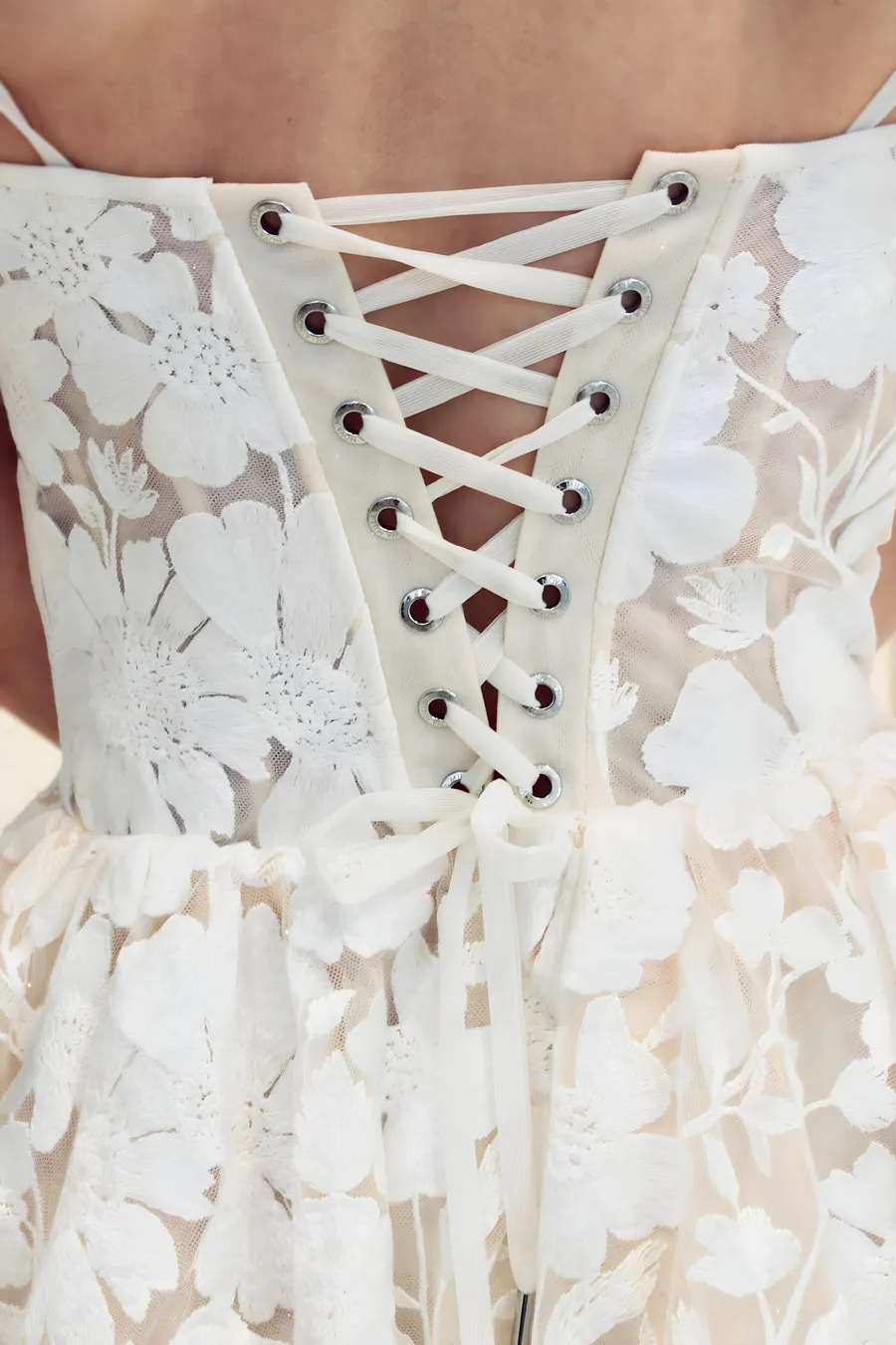 Ein schöner Rücken kann auch entzücken! Wunderschöne Schnürung ein einem preloved Partykleid von Milla Nova