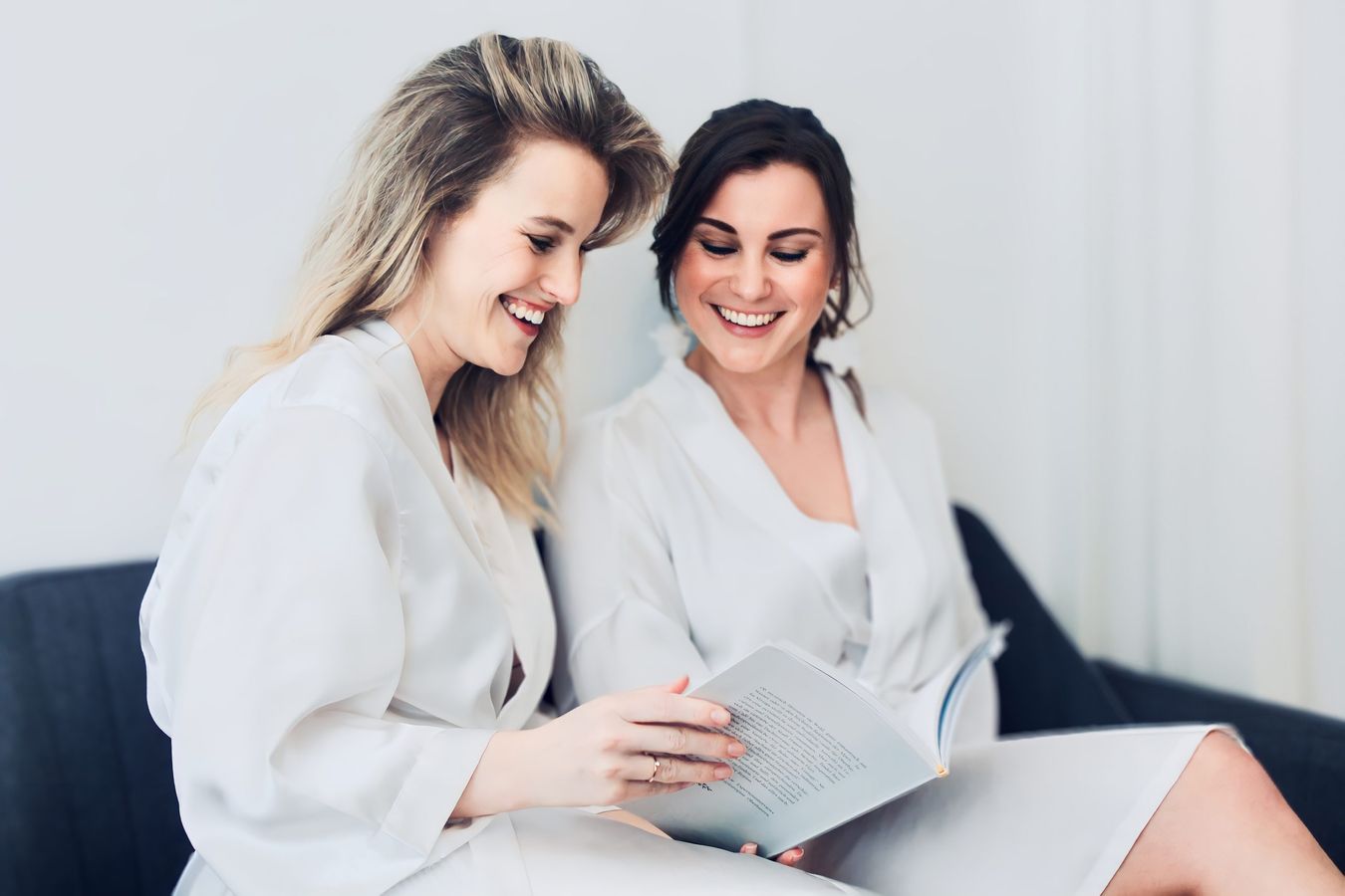 Getting ready Schwestern während des Stylings