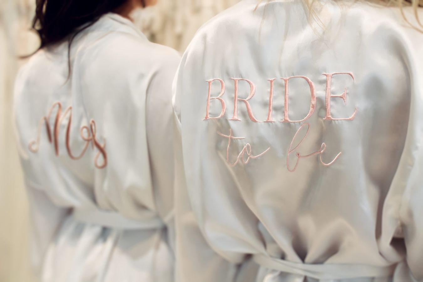 Satin-Kimono mit "Bride to be" oder "Mrs" Schriftzug Satin-Kimono mit "Bride to be" oder "Mrs" Schriftzug für Dein getting ready zum leihen