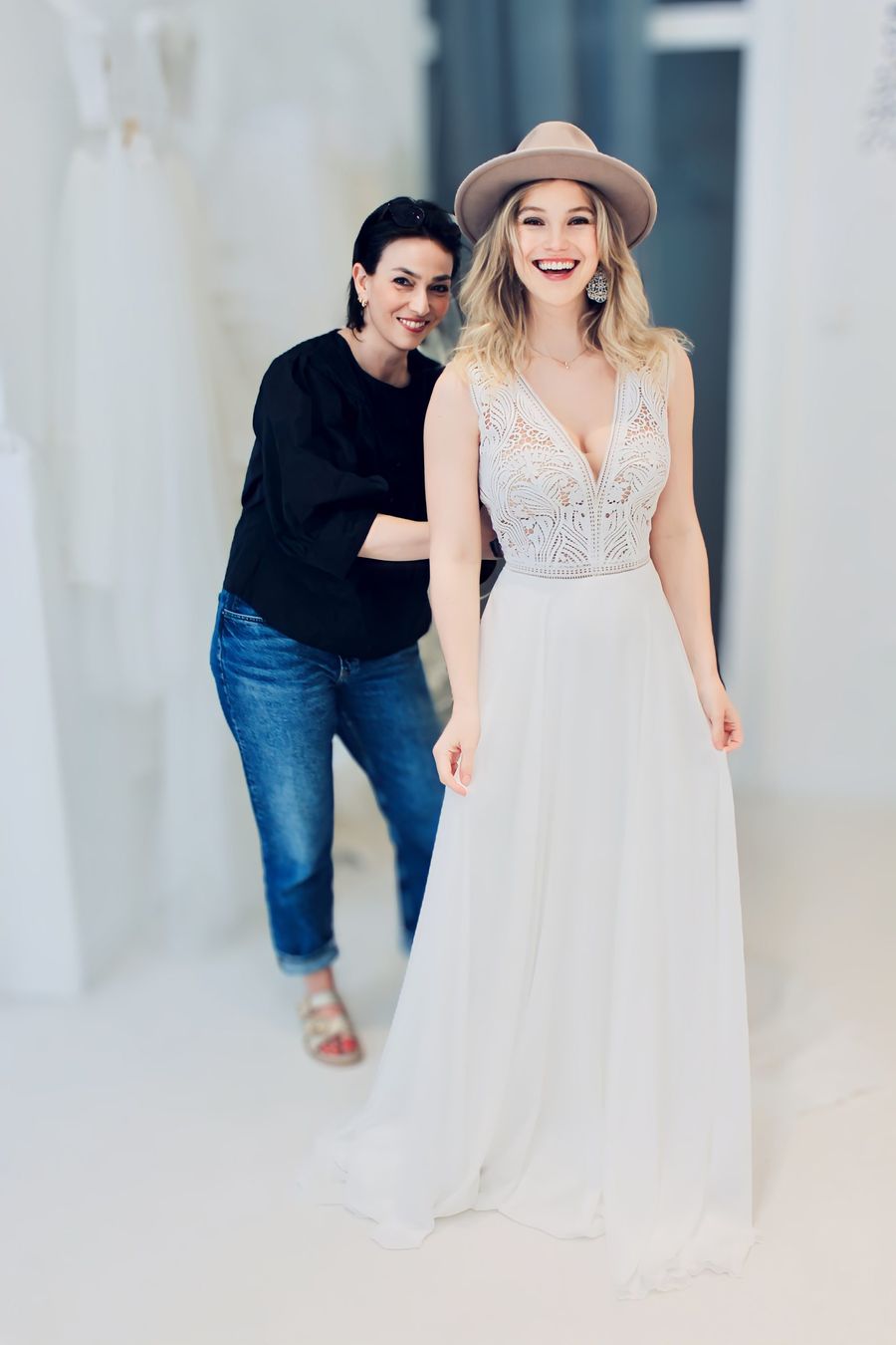 Braut im Boho-Stil mit Hut und Simone Simone und Braut im Boho-Stil