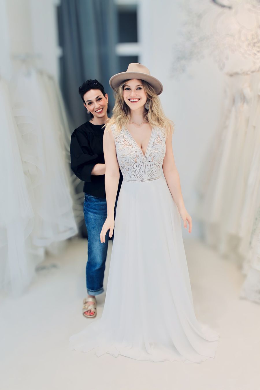 Boho-Stil mit Hut Braut im Boho-Stil mit Hut und Simone beim Fitting