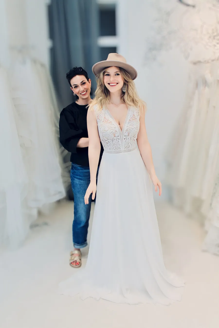 Braut im Boho-Stil mit Hut und Simone beim Fitting