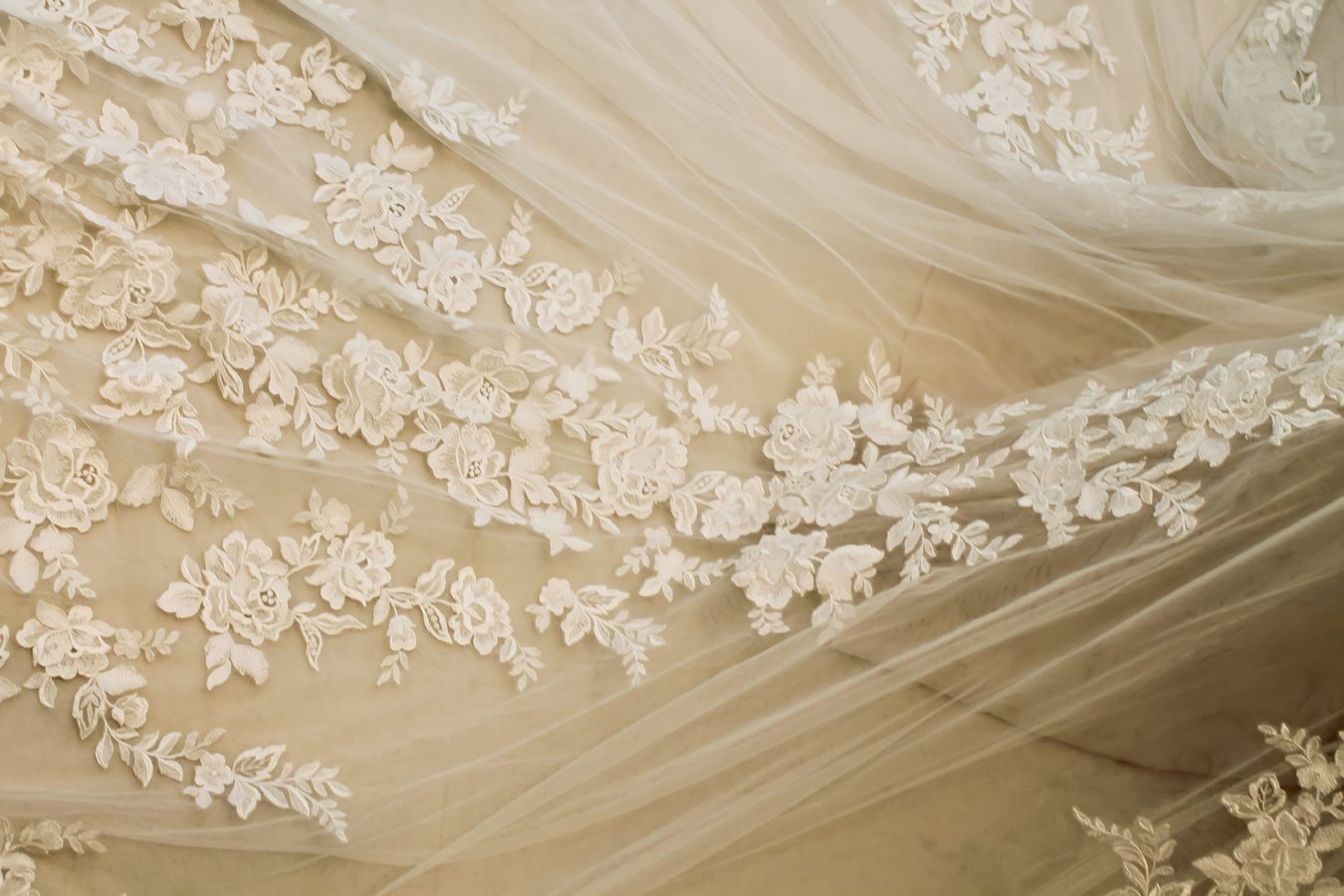 Schleppe mit Blütenspitze Schleppe mit Blütenspitze