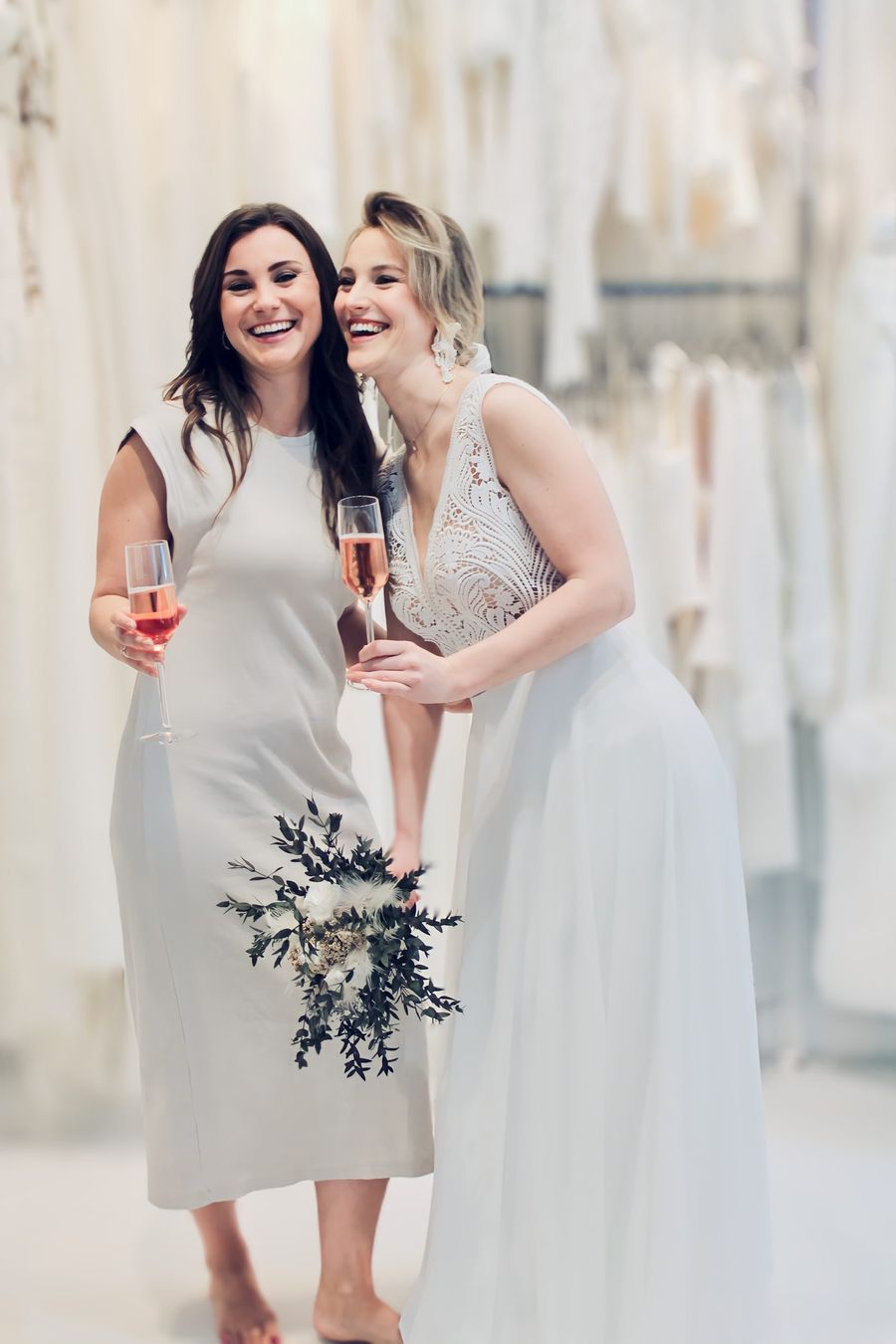 Cheers to the bride Braut mit Trauzeugin beim anstoßen mit Secco