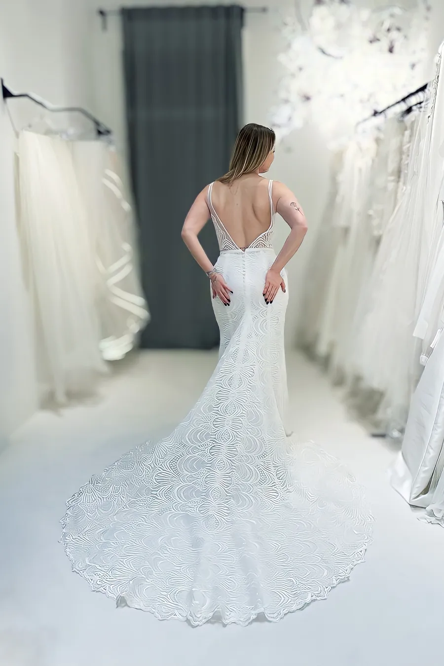 Modell im pre-loved Mermaid Style Brautkleid