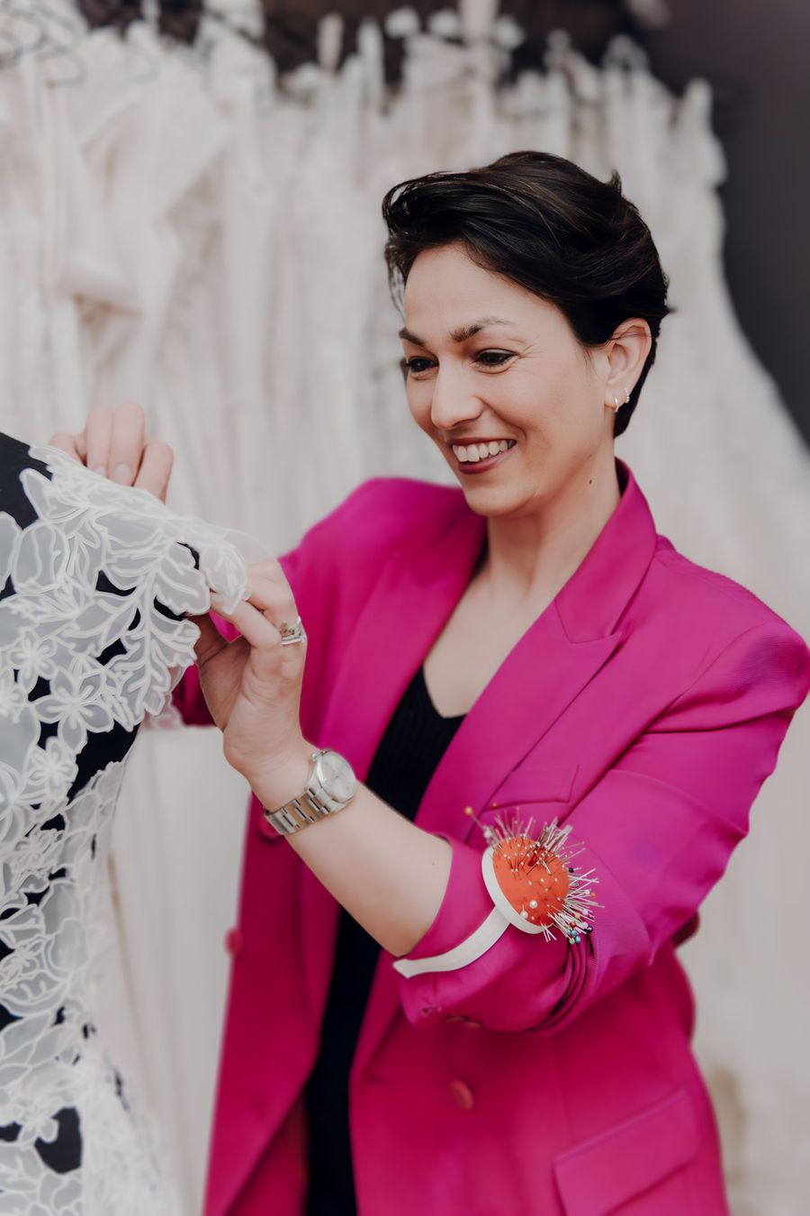 Simone bei ihrer Arbeit Simone steckt ein ganz besonderes Brautkleid ab, denn der Stoff besteht nur aus aneinandergesetzten Blüten und Blättern und lächelt dabei