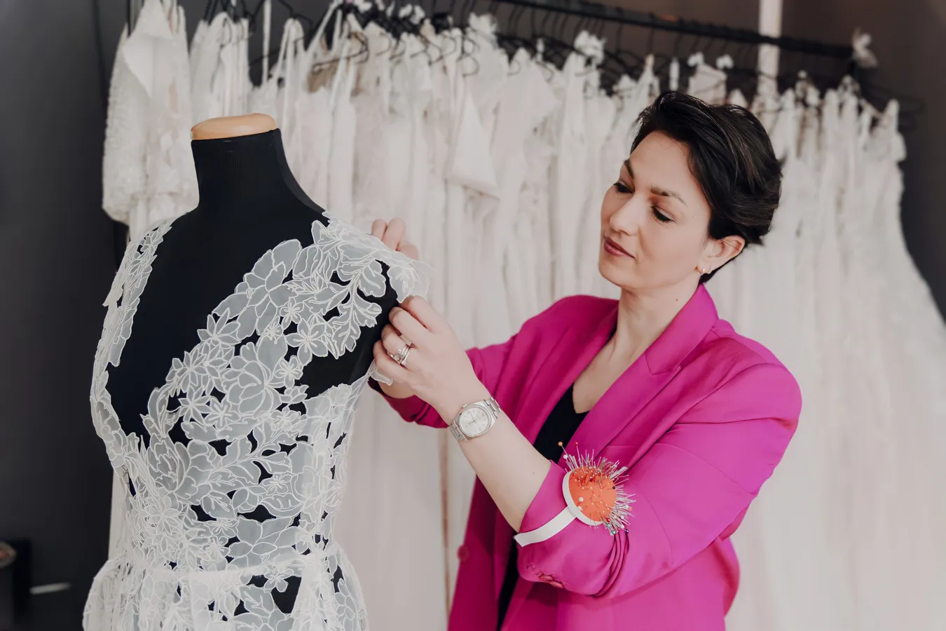 Simone steckt ein ganz besonderes Brautkleid ab, denn der Stoff besteht nur aus aneinandergesetzten Blüten und Blättern.