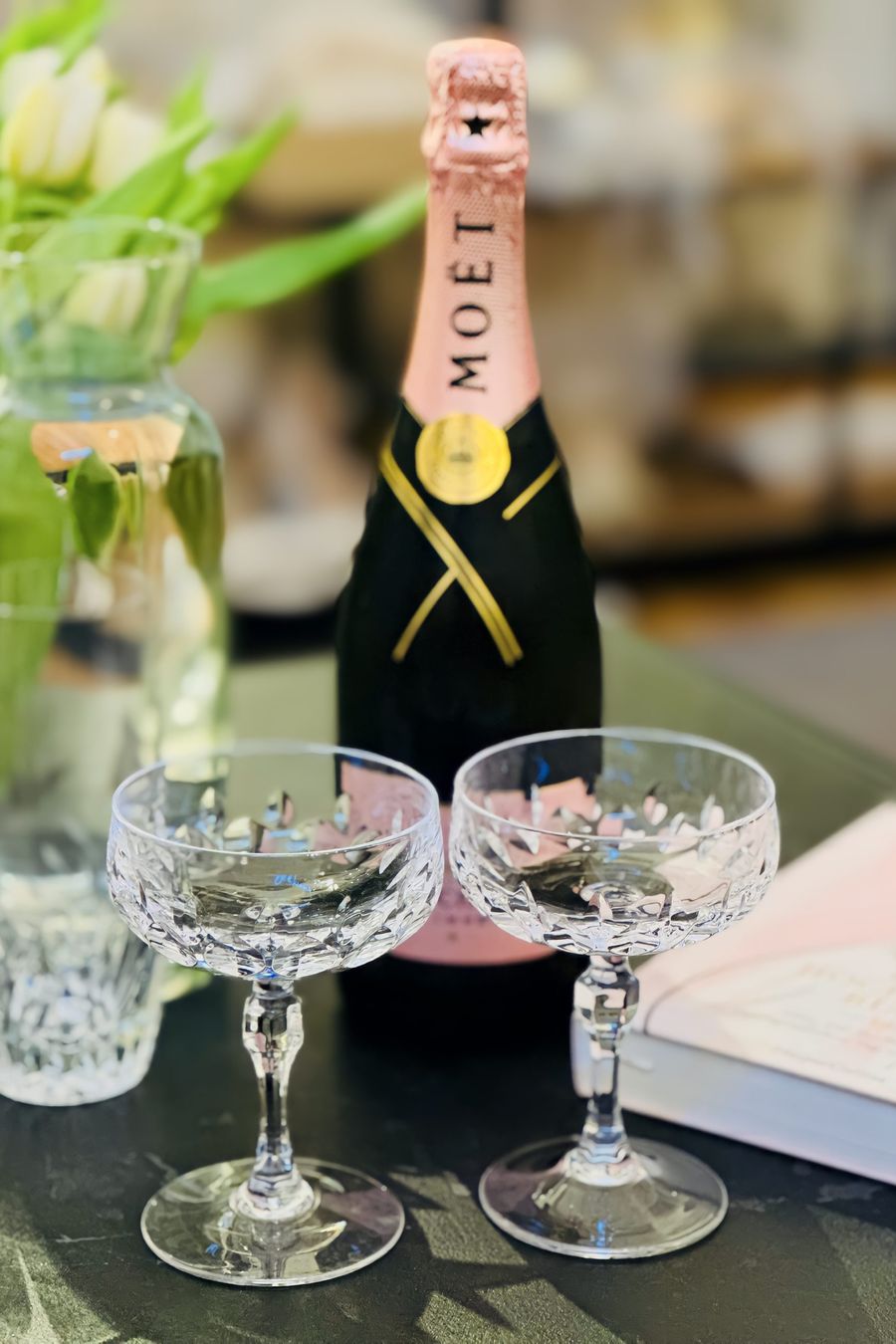 Special Anprobe mit Champagner exklusive SPECIAL Anprobe mit Champagner für Dich und Deine Begleitungen