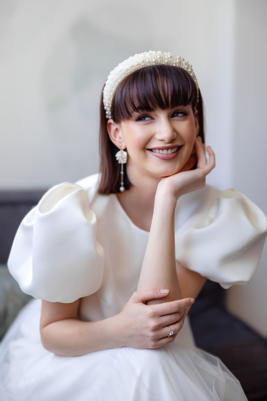 Modell in einem Jäckchen mit Puff-Ärmeln aus "leftz over" Stoffen, eine Kreation von Simone Modell Laura in einem Jäckchen mit Puffärmeln aus "left over" Stoffen - von Simone kreiiert und in ihrem Atelier genäht. Dazu trägt sie einen preloved Stufenrock aus Tüll, einen Perlen-Haarreif und feine goldene Ohrringe mit Blüten. Die Ringe sind von 123 Gold.