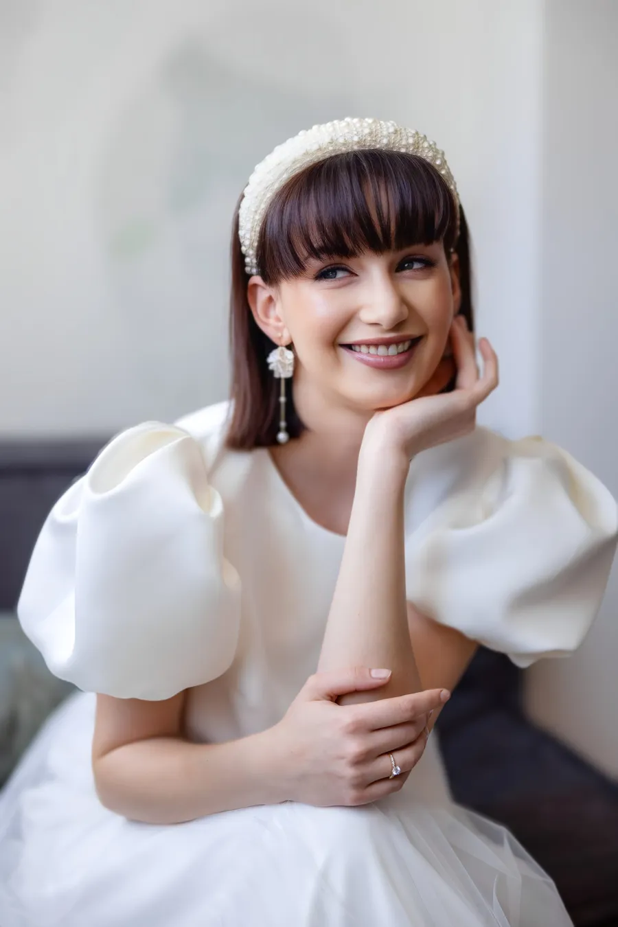 Modell Laura in einem Jäckchen mit Puffärmeln aus "left over" Stoffen - von Simone kreiiert und in ihrem Atelier genäht. Dazu trägt sie einen preloved Stufenrock aus Tüll, einen Perlen-Haarreif und feine goldene Ohrringe mit Blüten. Die Ringe sind von 123 Gold.