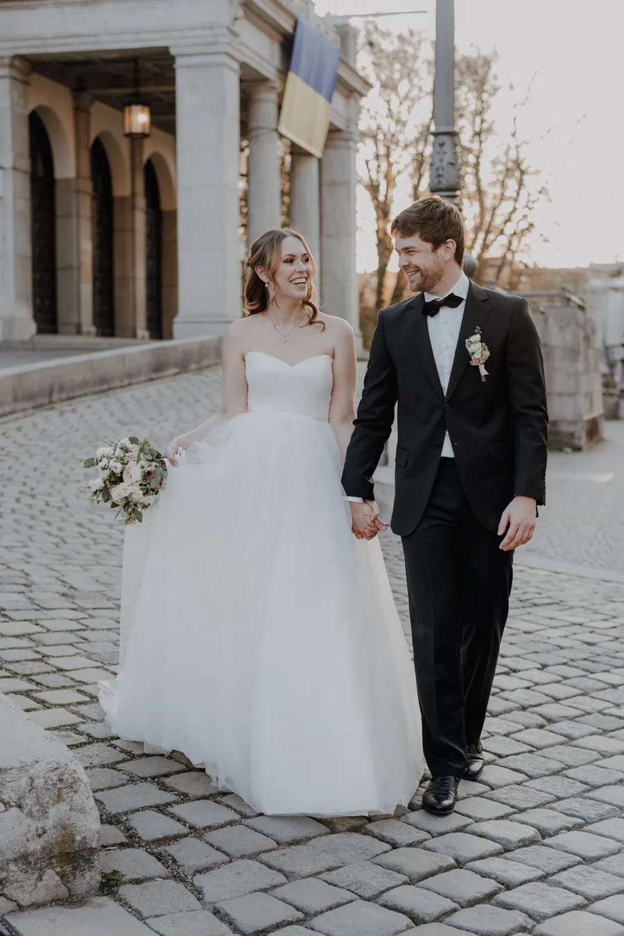 preloved Prinzessinnenbraukleid mit Herzausschnitt und weitem Tüllrock mit Schleppe