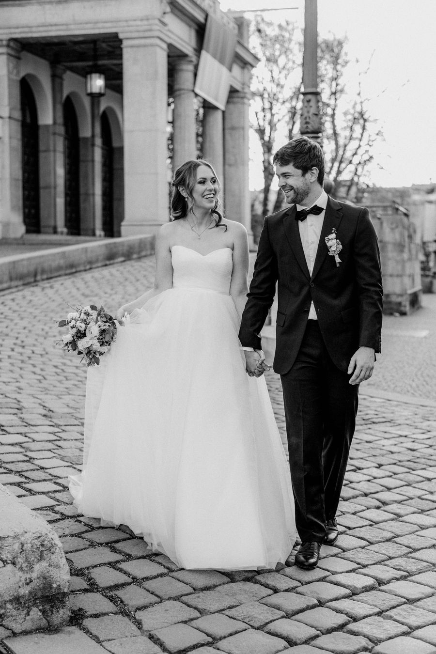 Moderne Prinzessin im Corsagenbrautkleid preloved Prinzessinnenbraukleid mit Herzausschnitt und weitem Tüllrock mit Schleppe