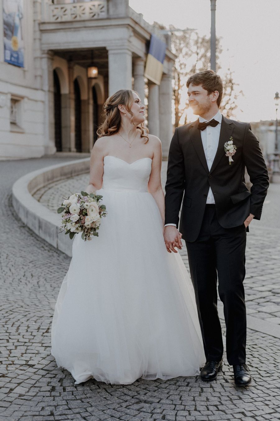 Moderne Prinzessin im Corsagenkleid preloved Corsagenkleid mit Herzausschnitt und weitem Tüllrock mit Schleppe