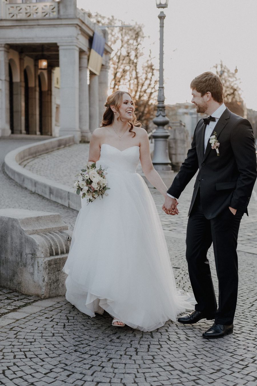 City bride and groom Corsagenkleid mit Herzausschnitt und weitem Tüllrock mit Schleppe