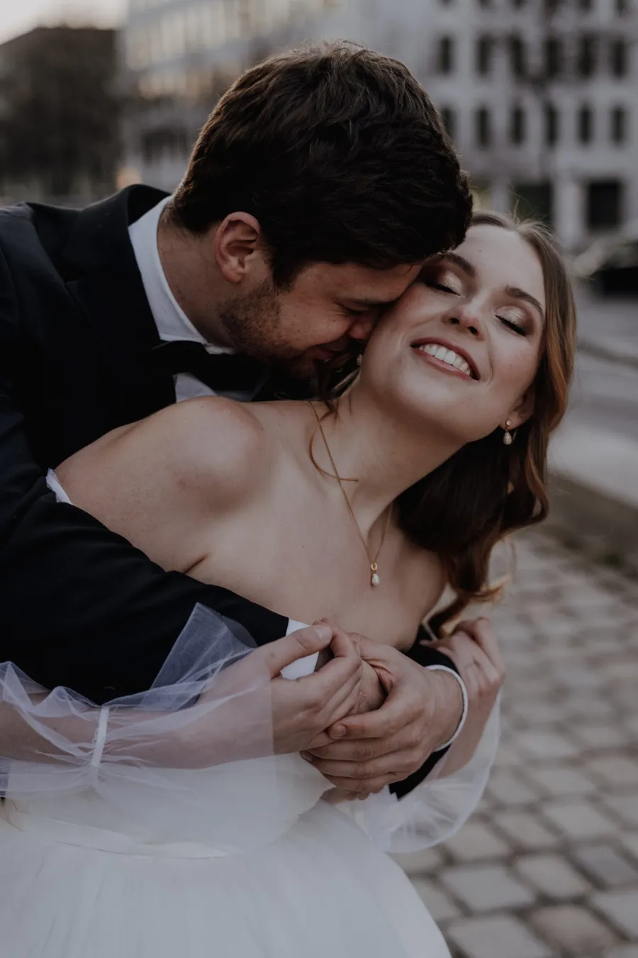 Braut im Corsagenkleid aus Tüll und abnehmbaren Ärmeln
