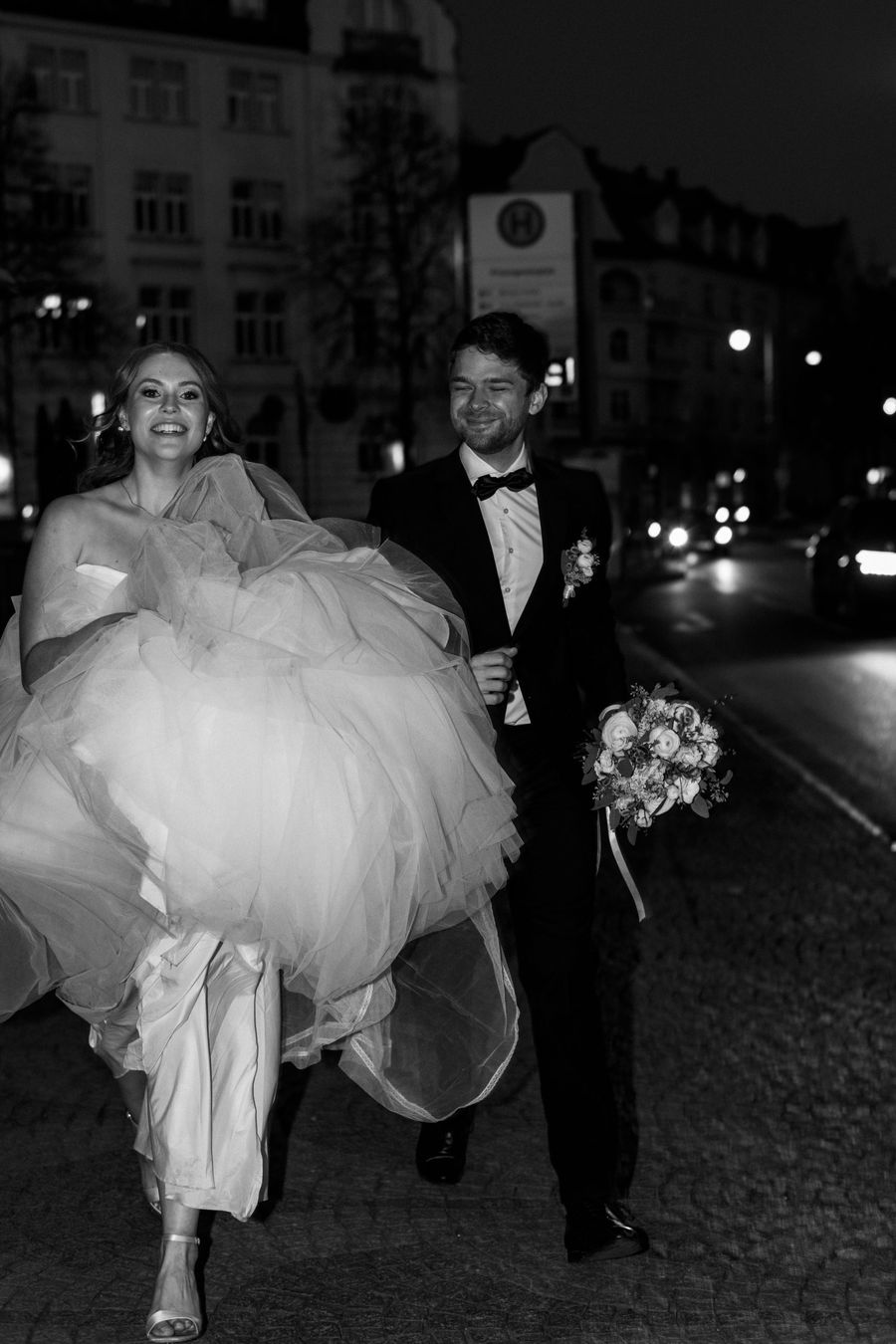 City bride and groom Brautpaar rennt glücklich durch die Stadt