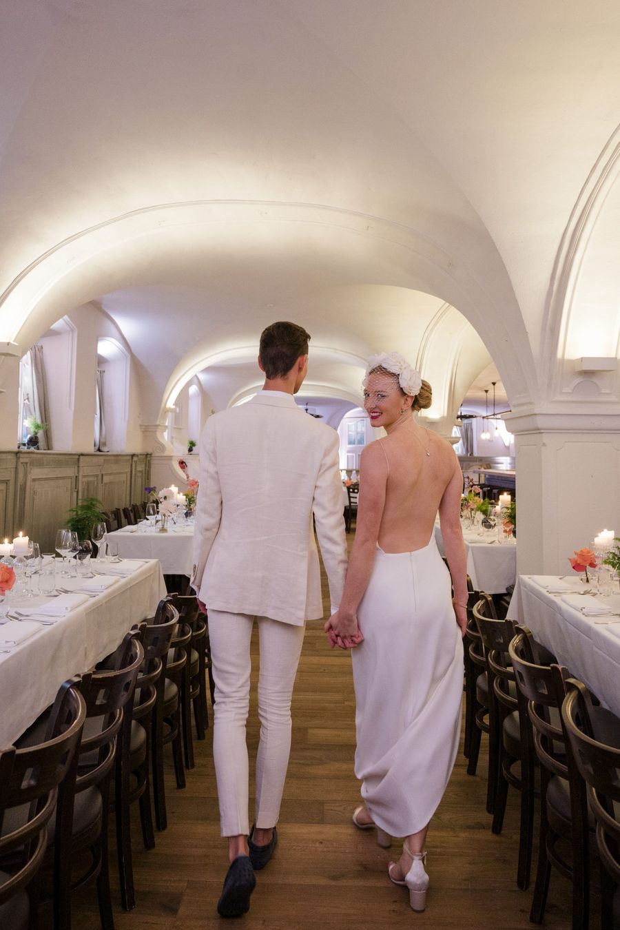 Ein hübscher Rücken kann auch entzücken! Brautkleid von Kisui Berlin mit Spaghetti Trägern und Rückenkette und Fascinator