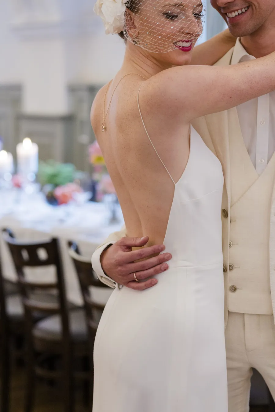 Brautkleid von Kisui Berlin mit Spaghetti Trägern und Rückenkette