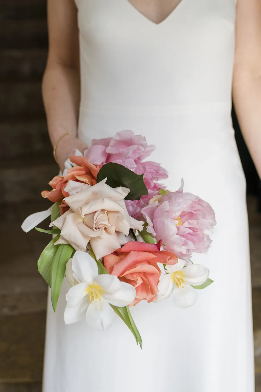 Modernes Brautkleid mit buntem Blumenstrauß