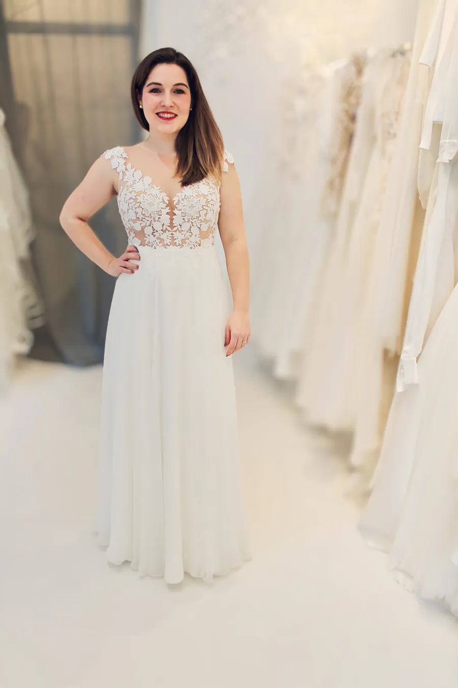 Brautkleid in A-Linie aus Chiffon und Oberteil aus Tattoo-Spitze