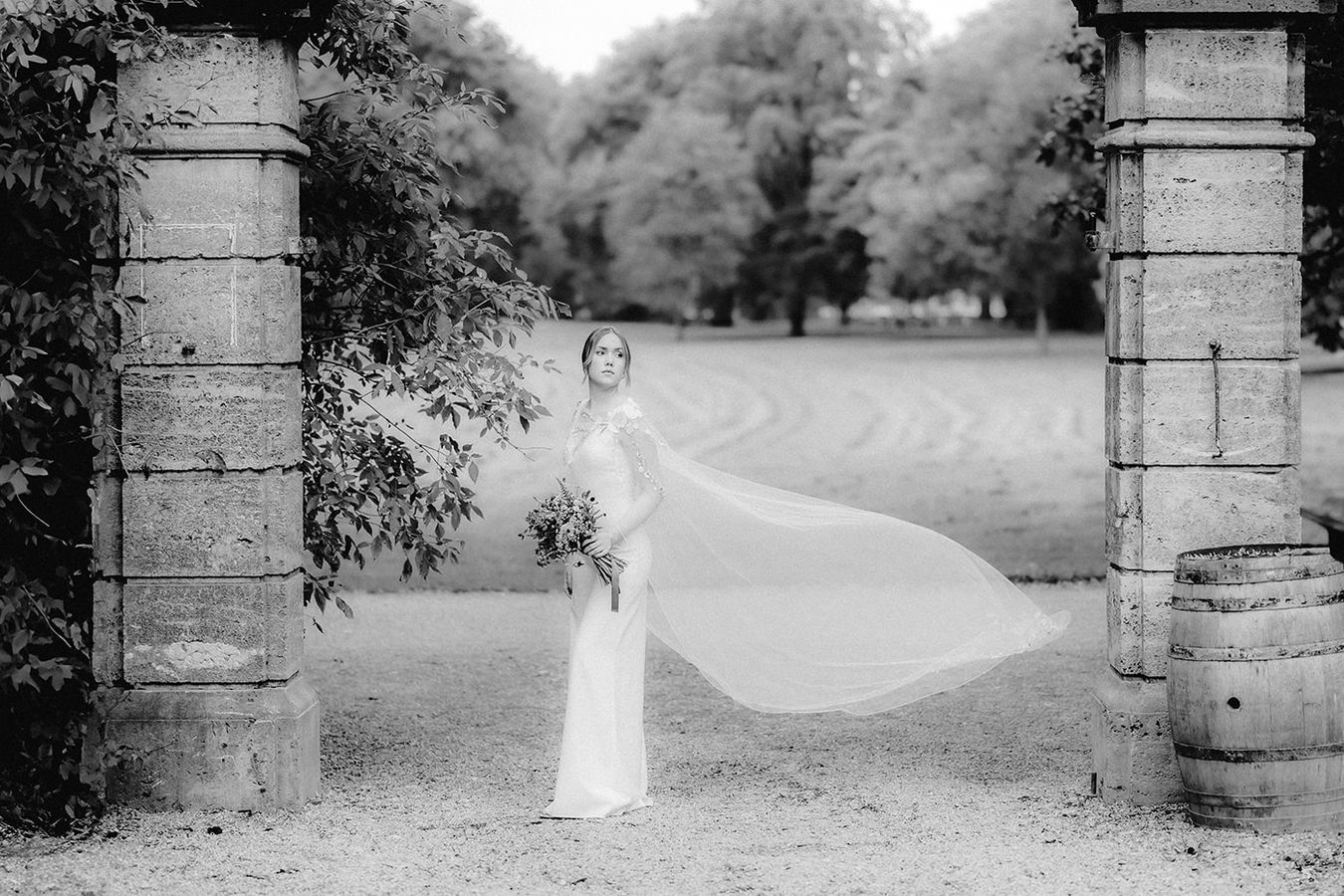 besticktes Cape Braut Jumpsuit mit Cape