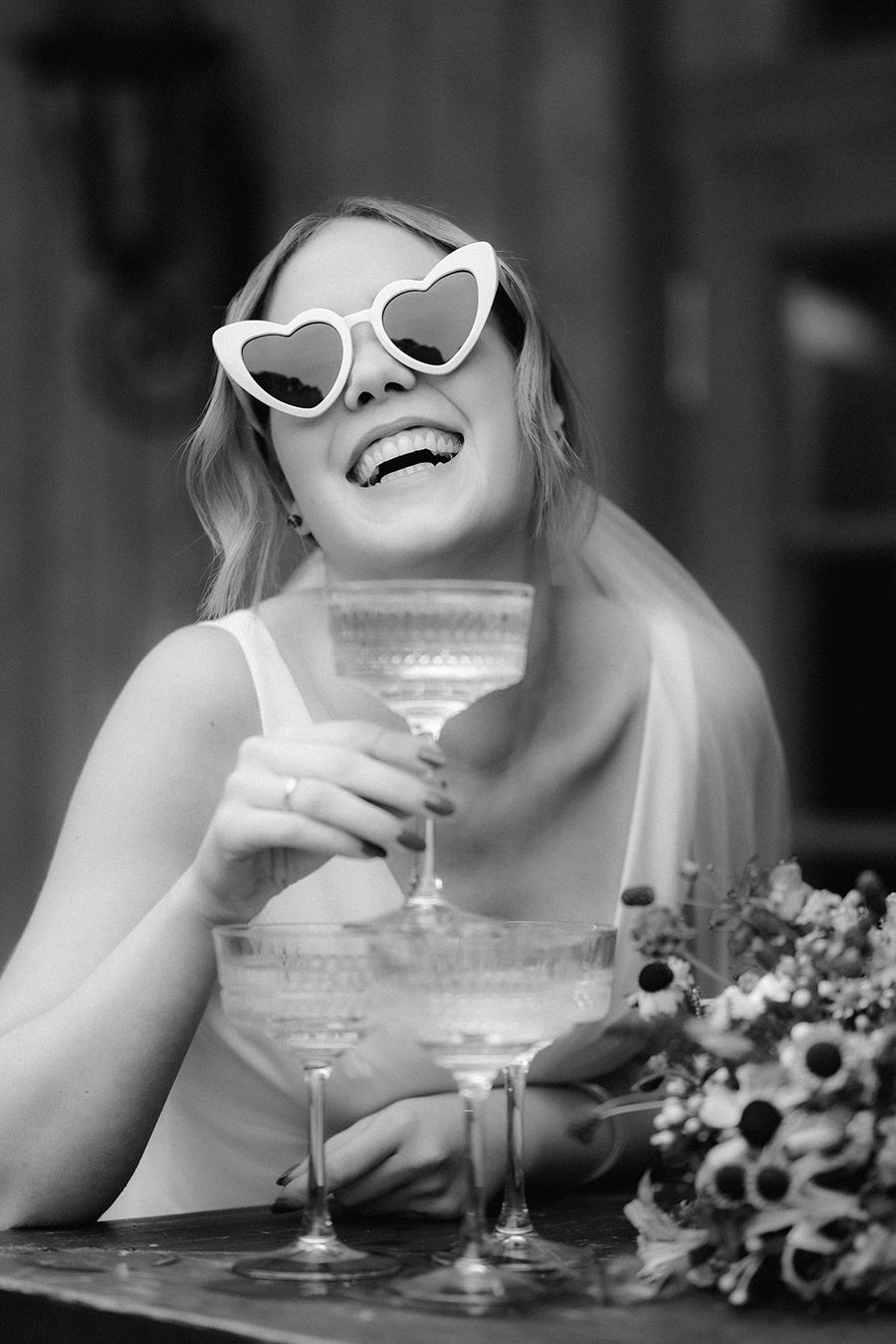 Happy bride lachende Braut mit Sonnenbrille und Champagner Tower