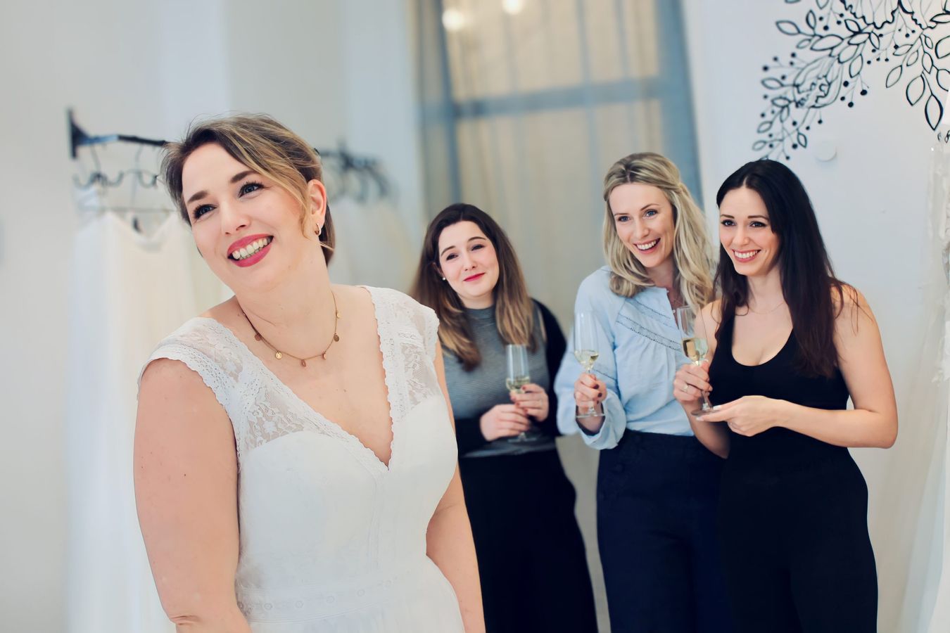 Anprobe die glückliche Braut hat ihr perfektes Brautkleid gefunden und freut sich mit ihren besten Freundinnen