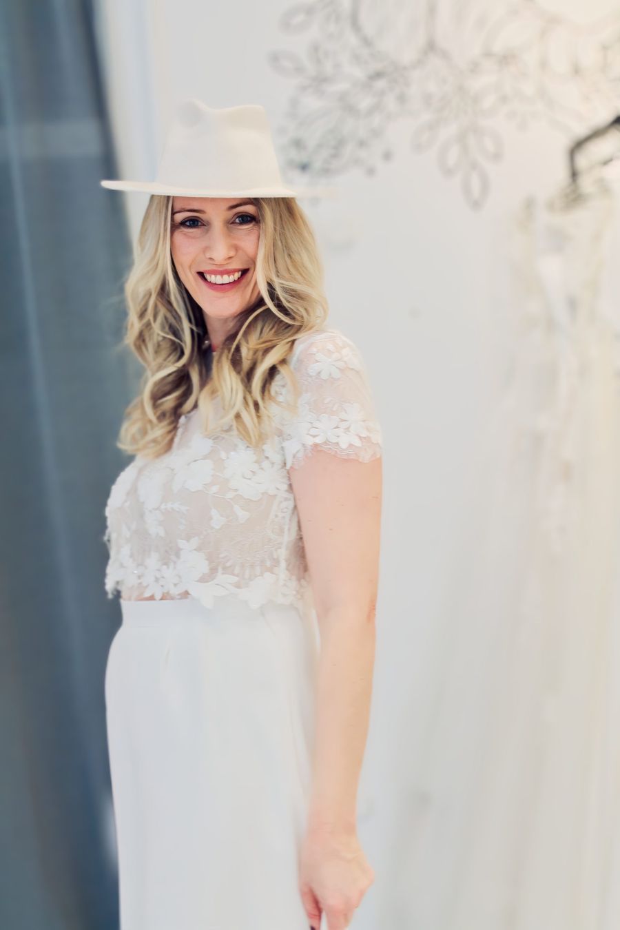 modern bride moderne Braut trägt einen Hut, Spitzenoberteil und Braut-Hose