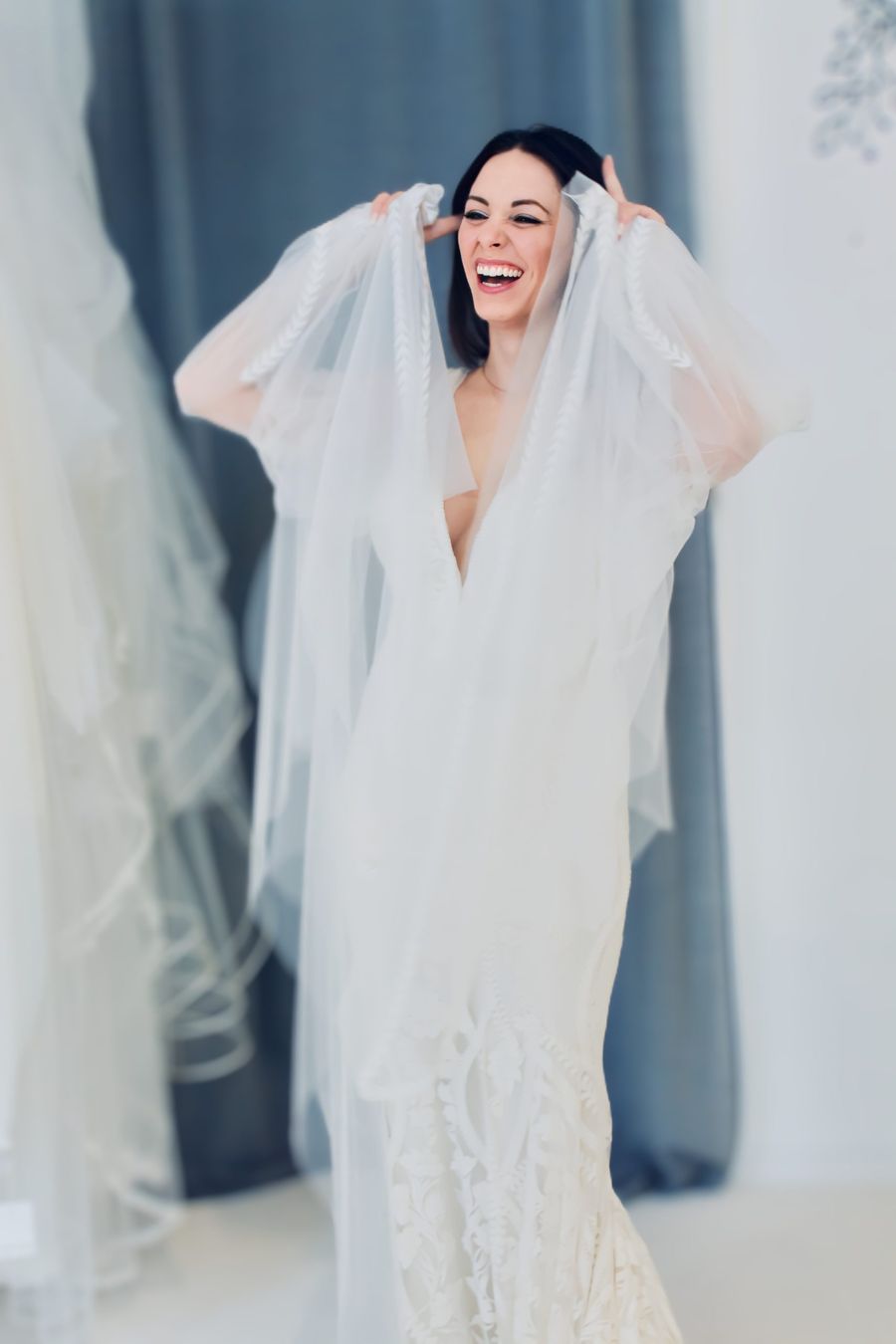 Sample Brautkleid von Rue de Seine mit weiten Tüllärmeln glückliche Braut im Kleid von Rue de Seine mit weiten Tüllärmeln