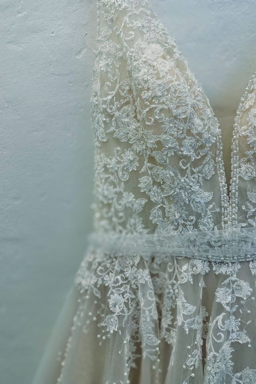 romantisches Brautkleid romantisches Brautkleid in blush mit floraler Stickerei und kleinen Perlen im Prinzessinnen Stil