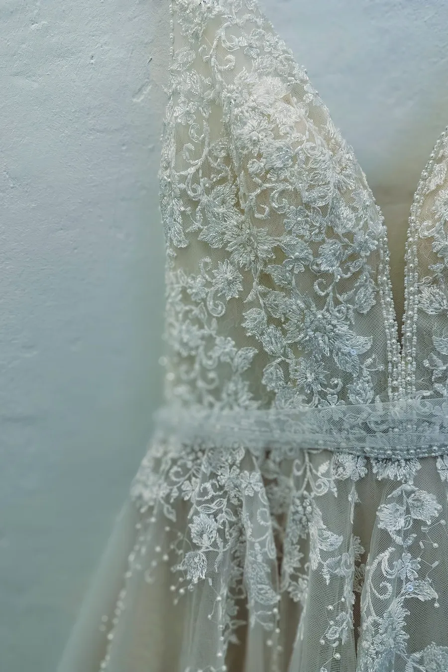 romantisches Brautkleid in blush mit floraler Stickerei und kleinen Perlen im Prinzessinnen Stil