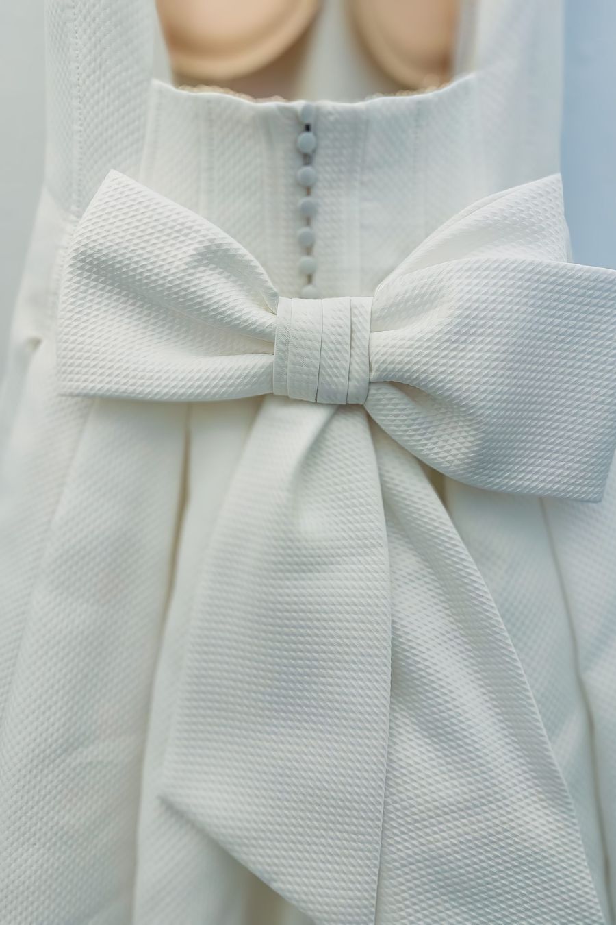 Brautkleid aus Jacquard-Stoff und großer Schleife im Rücken von Pronovias Brautkleid aus Jacquard-Stoff und großer Schleife im Rücken von Pronovias