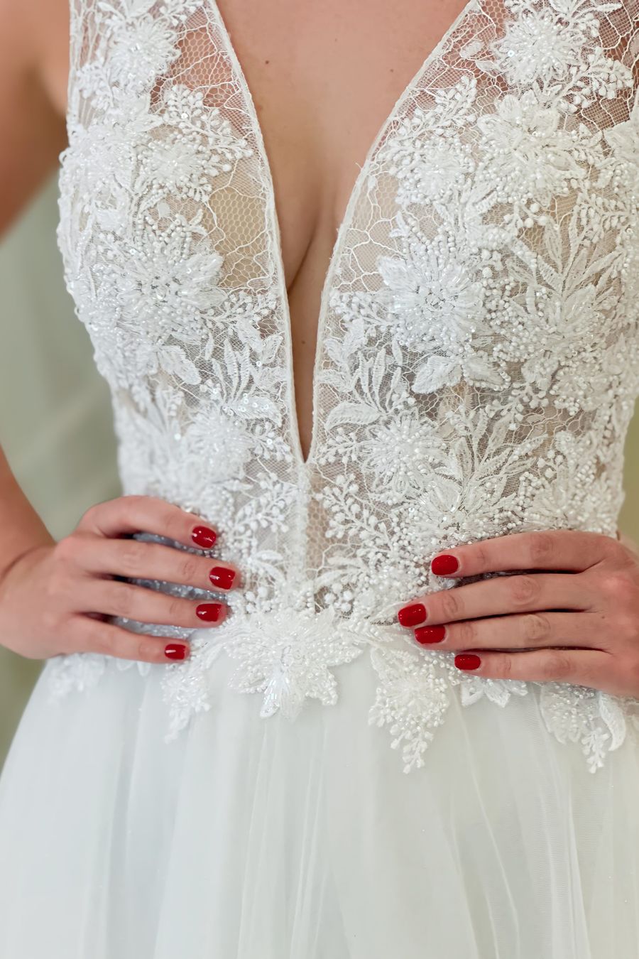 perlenbesetztes Oberteil mit tiefem V-Ausschnitt und Soft-Tüll am Rock perlenbesetztes Oberteil mit tiefem V-Ausschnitt und Soft-Tüll am Rock