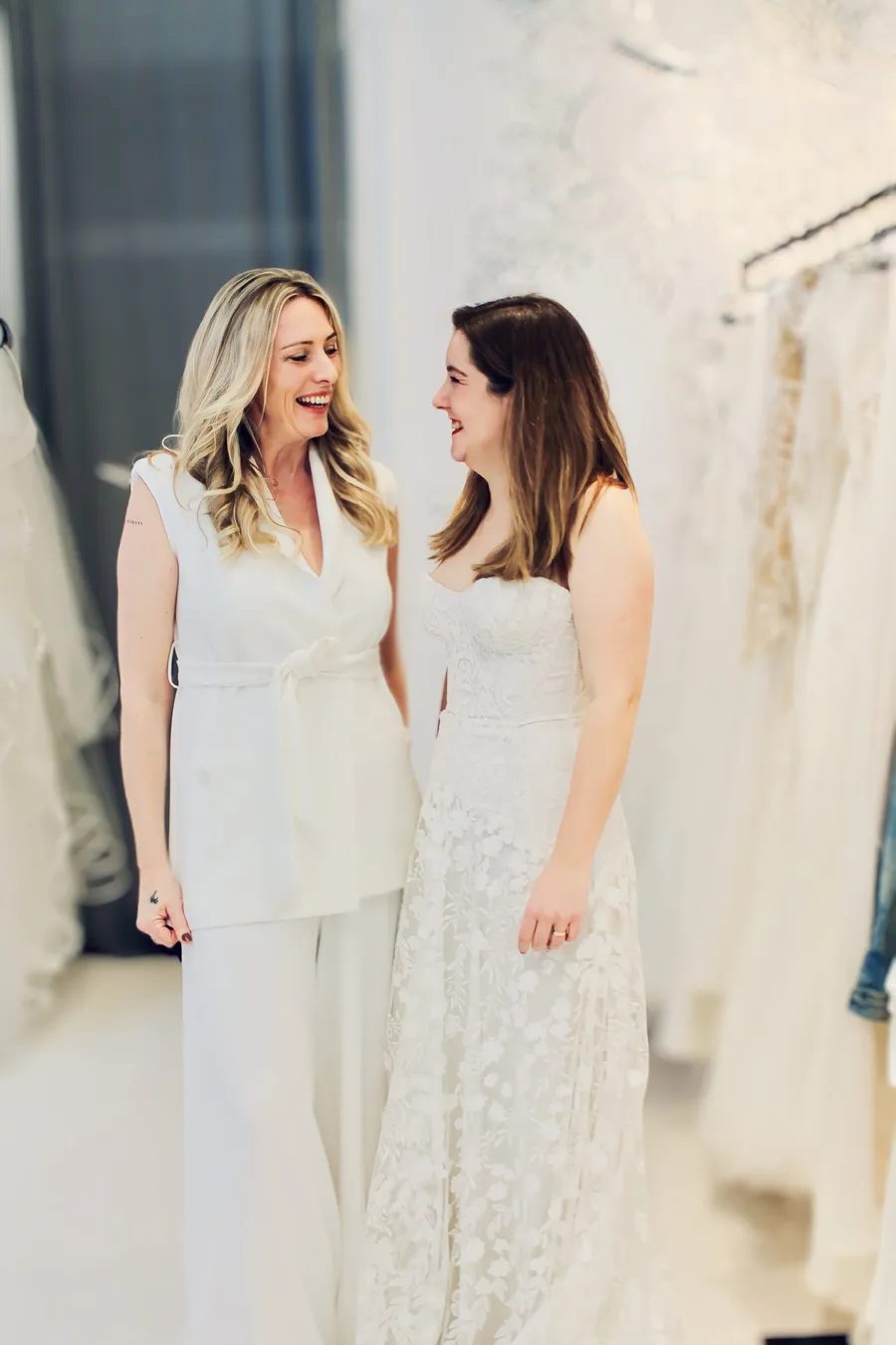 Braut in Hose und Weste und Braut in Corsagenkleid