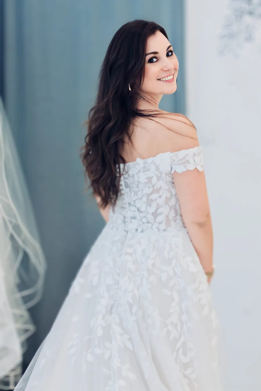 verspieltes Brautkleid mit Blättern und Carmenausschnitt