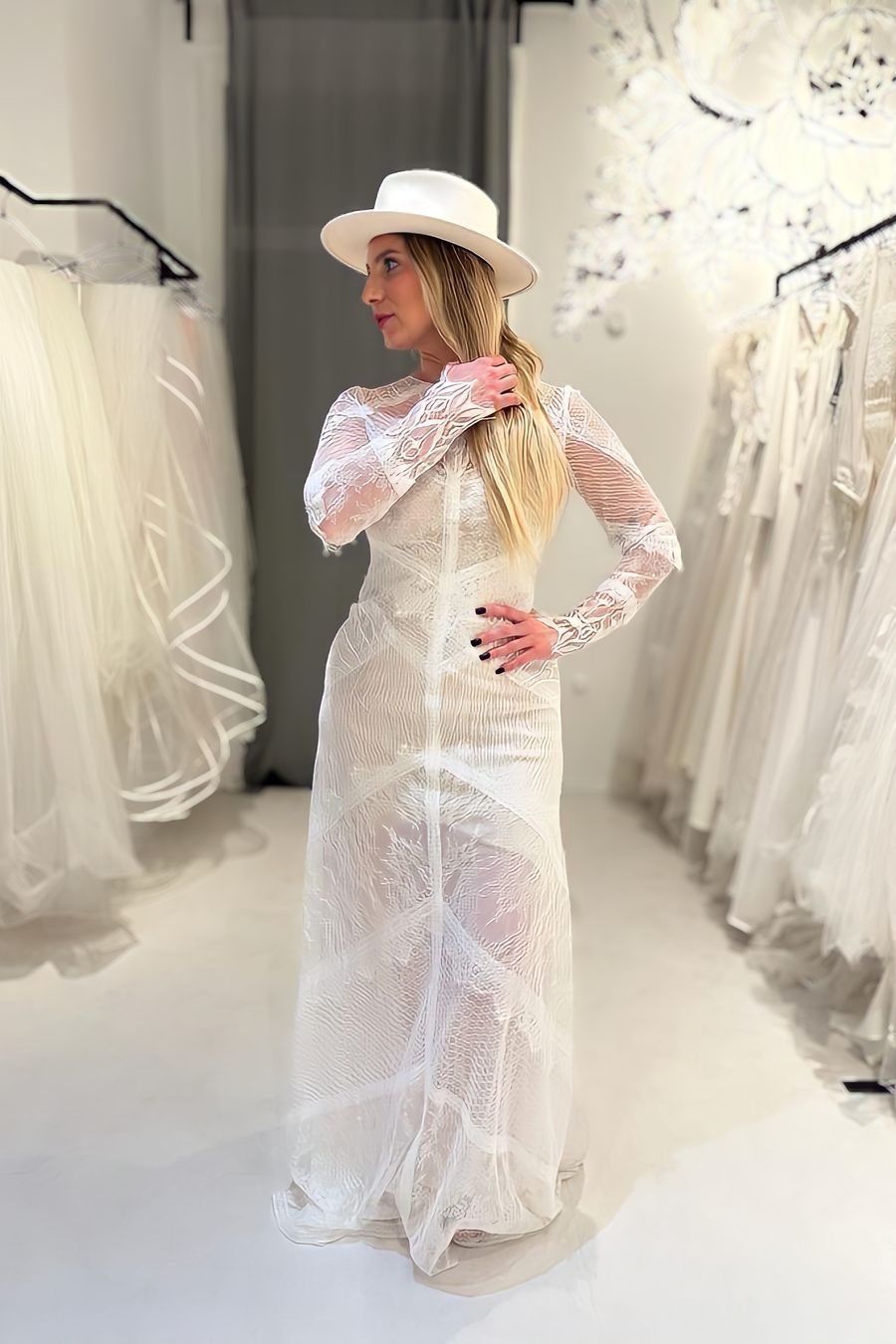 Wow!!! ausgefallenes Boho Brautkleid in schmaler Silhouette und langen Ärmeln