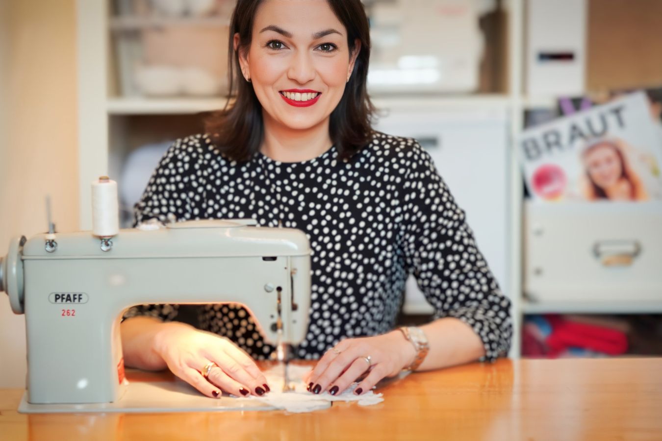 Simone im Atelier an ihrer Nähmaschine Simone im Atelier an ihrer Nähmaschine