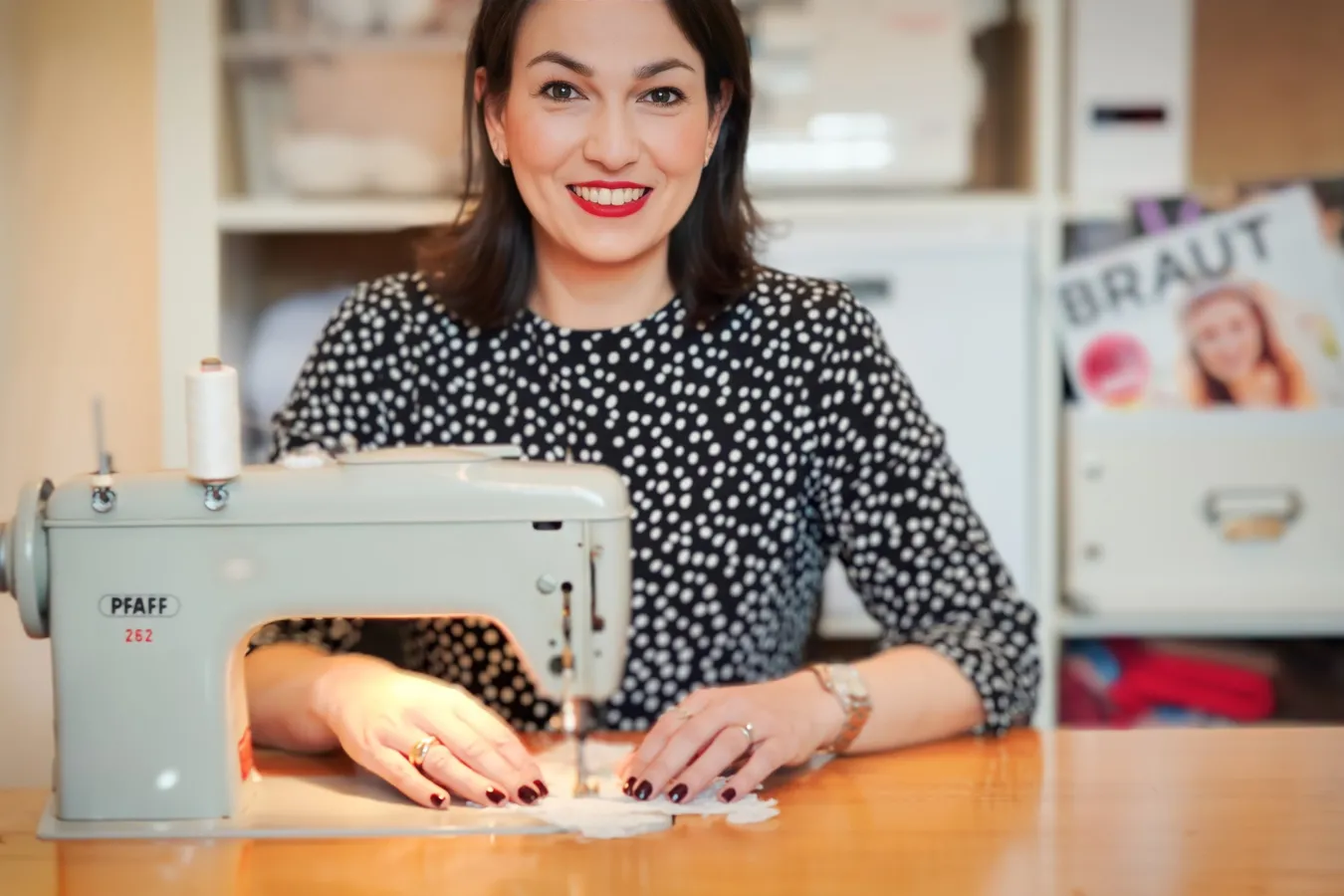 Simone im Atelier an ihrer Nähmaschine