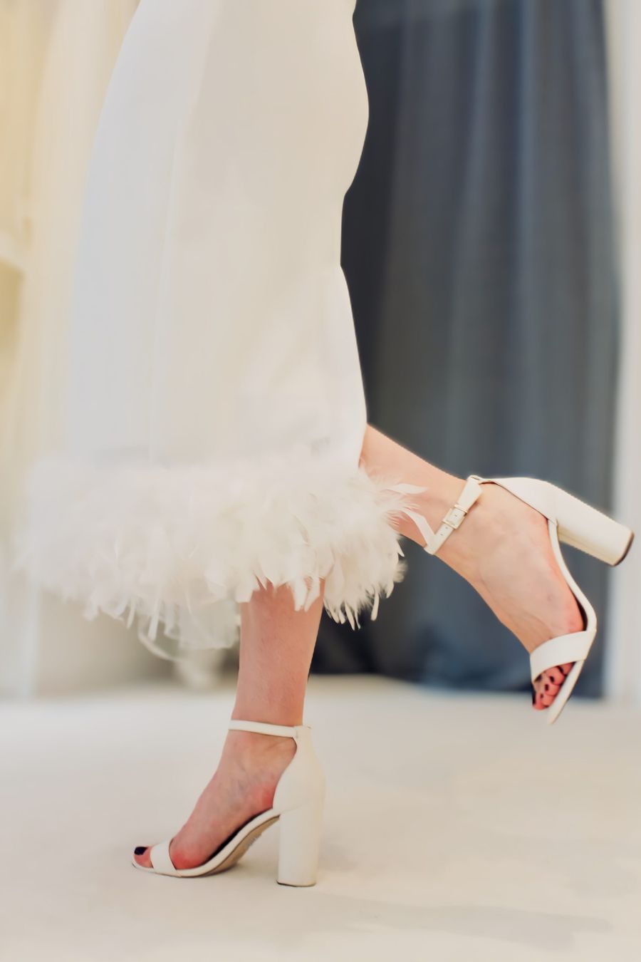 Brautkleid in 7/8 Länge mit Federn am Saum für den besonderen Touch und High Heels mit Blockabsatz Brautkleid in 7/8 Länge mit Federn am Saum für den besonderen Touch und High Heels mit Blockabsatz